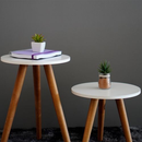 Conjunto de Mesinhas Canto E Apoio Pe Palito Madeira Tripe Porta Quadros E Objetos Branco Ou Preto